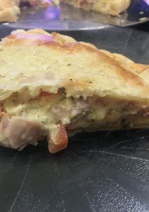 Una foto de Tarta de jamón, queso, tomate y orégano