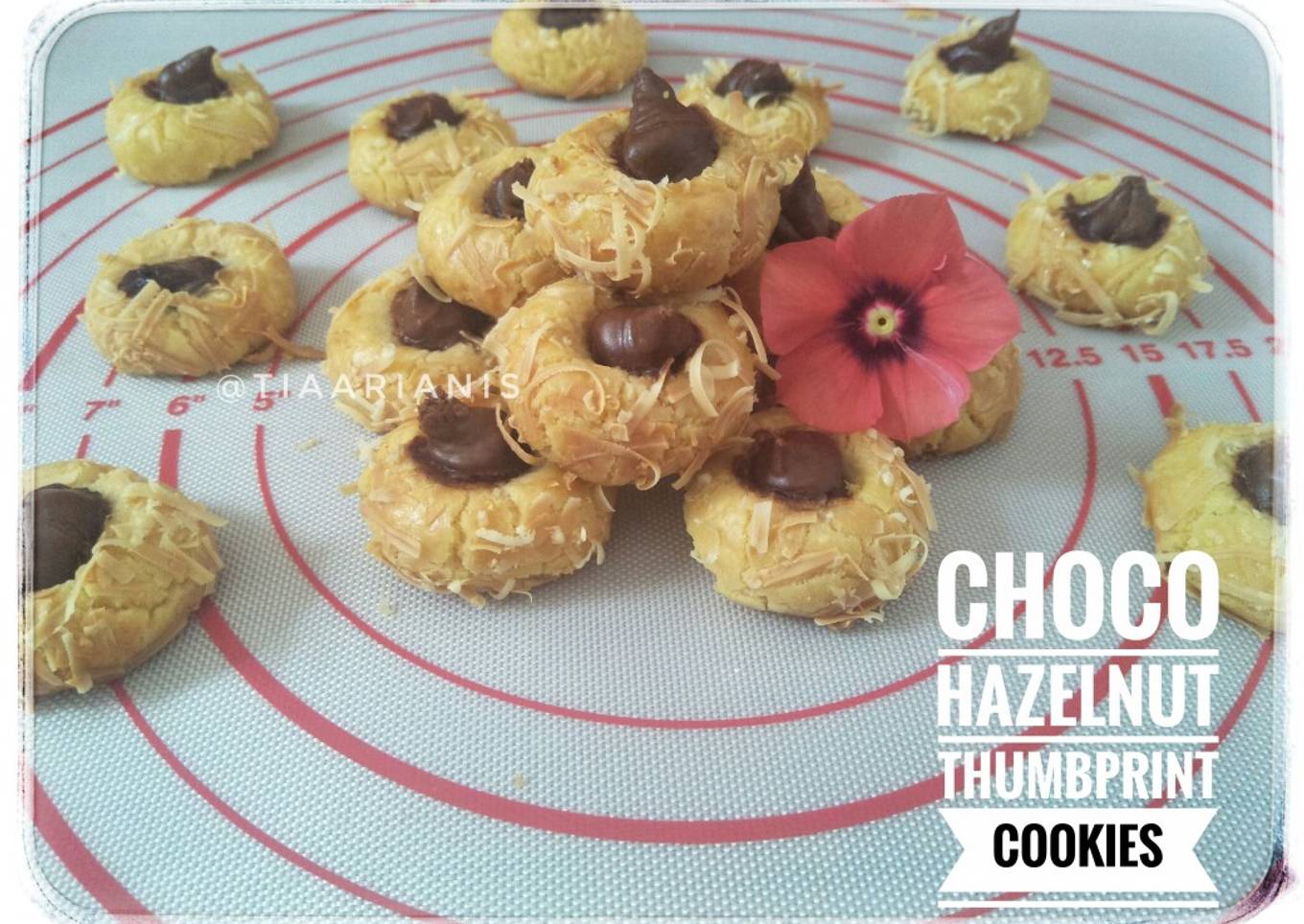 Langkah Mudah untuk Membuat 32. Choco Hazelnut Thumbprint Cookies, Enak
Banget