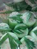 Pepinos rellenos de atún c / ensalada