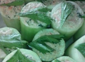Una foto de Pepinos rellenos de atún c / ensalada