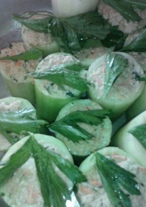 Una foto de Pepinos rellenos de atún c / ensalada