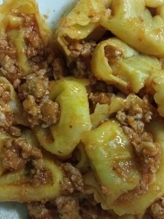 Una foto de Pasta rellena de calabaza con carne picada