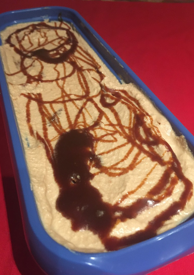 Una foto de Helado crema de café con salsa de café y trocitos de brownie
