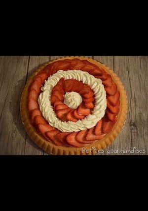 Une photo de Tarte renversée crème pâtissière chantilly fraises