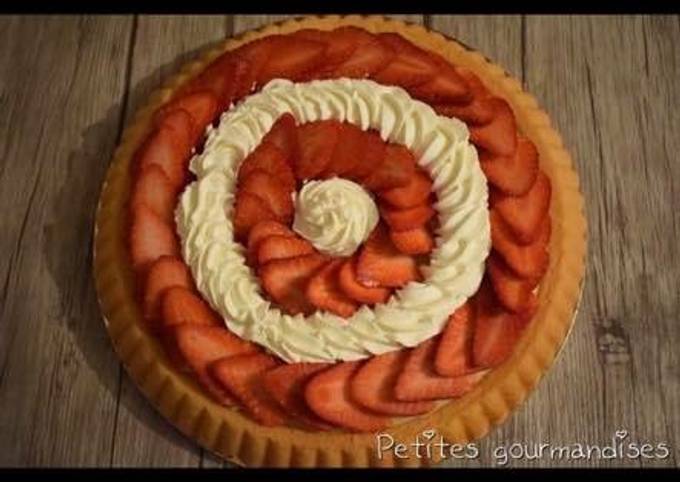 Tarte Renversee Creme Patissiere Chantilly Fraises De Rikacook Cookpad