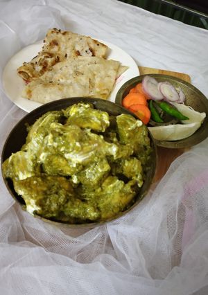 A picture of Palak chicken.