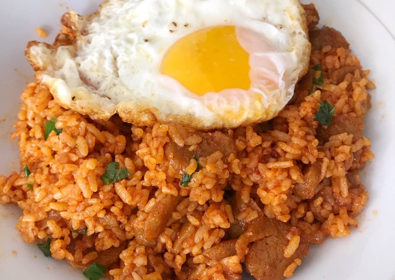 Nasi Goreng Korea dengan Saus Gochujang dan Sunny Side up Egg