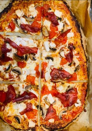A picture of Cauliflower Pizza Base With Bresaola and Mushrooms For Jamo.