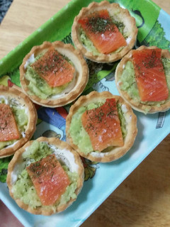 Una foto de Tartaleta de salmón ahumado, queso de trufa y guacamole