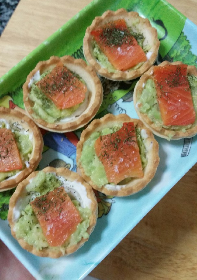 Una foto de Tartaleta de salmón ahumado, queso de trufa y guacamole