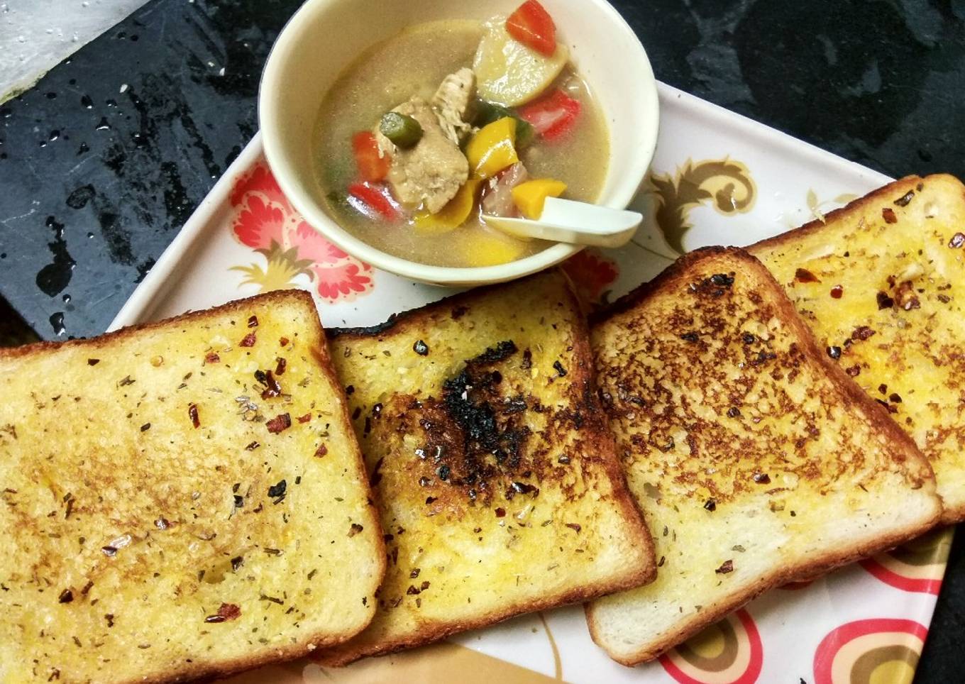 Chicken stew with garlic bread