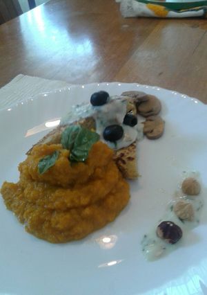 Una foto de Croqueta de Hummus con Puré de Zapallo y Zanahoria