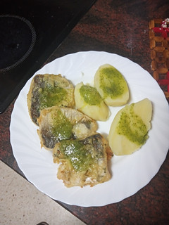 Una foto de Bocados de merluza adobada y frita con papas y mojo verde