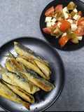 Parrochas fritas con ensalada de tomate y queso mozzarella