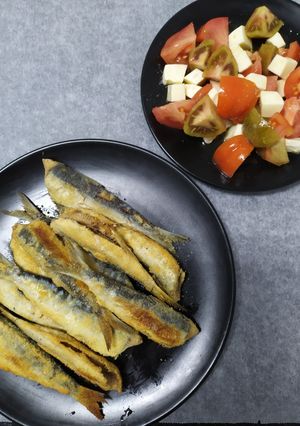 Una foto de Parrochas fritas con ensalada de tomate y queso mozzarella