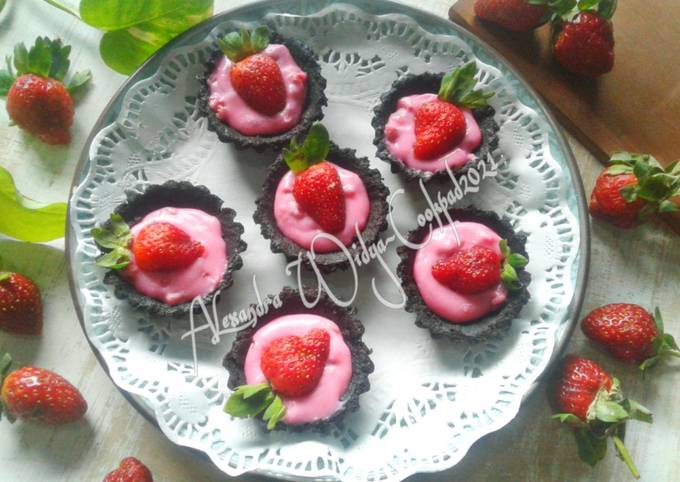 No Bake Strawberry Oreo Pie