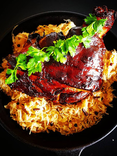 Una foto de Eisbein mit sauerkraut 🇩🇪 (pernil con chucrut)
