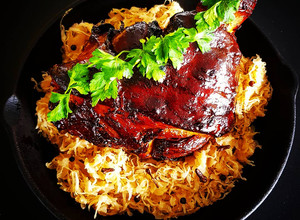 Una foto de Eisbein mit sauerkraut 🇩🇪 (pernil con chucrut)