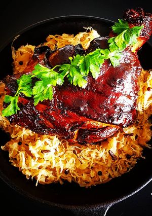Una foto de Eisbein mit sauerkraut 🇩🇪 (pernil con chucrut)