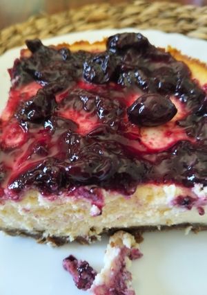 Una foto de Cheesecake con coulis de arándanos