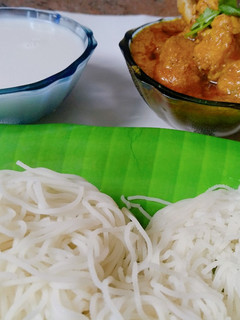 இடியாப்பம் மற்றும் சிக்கன் குருமா (Idiyaapam Chicken Curry Recipe in TAmil) செய்முறை முக்கிய புகைப்படம்