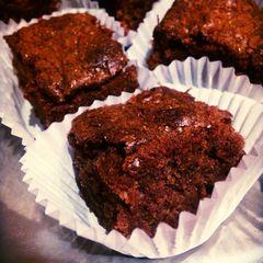 A picture of Fudge Brownies!.