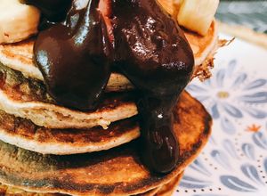 Foto principal de Tortitas de avena con plátano y sirope de cacao 🥞🍫