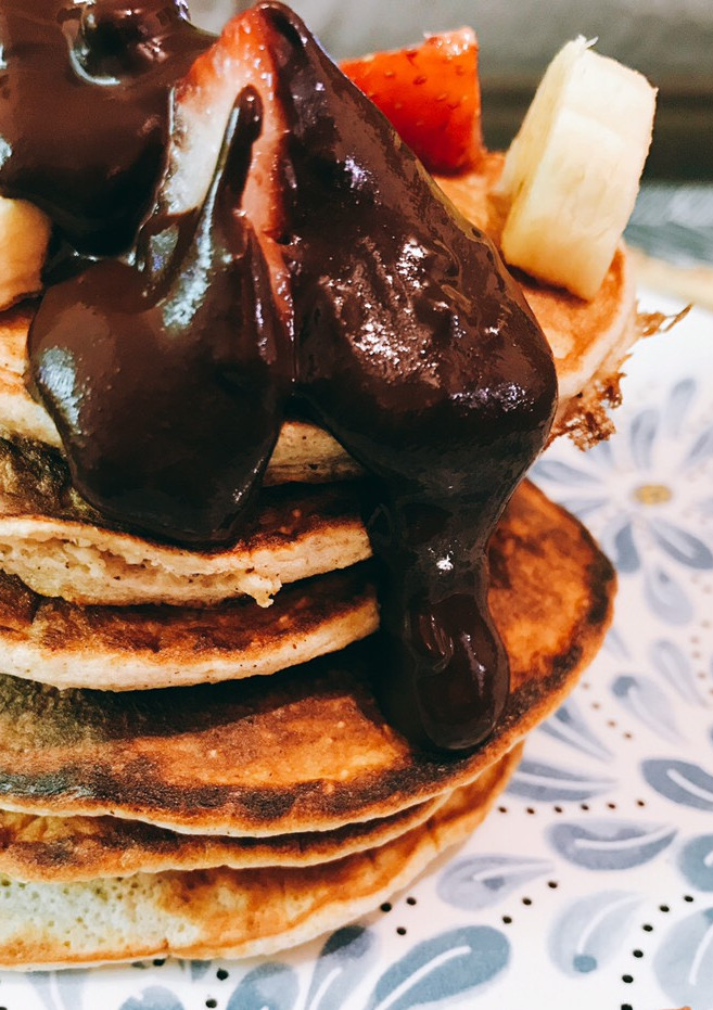 Una foto de Tortitas de avena con plátano y sirope de cacao 🥞🍫