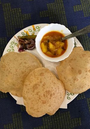 A picture of Aloo bhaji with poori.