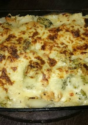 Una foto de Pastas, pollo al ajillo, bechamel y brocoli