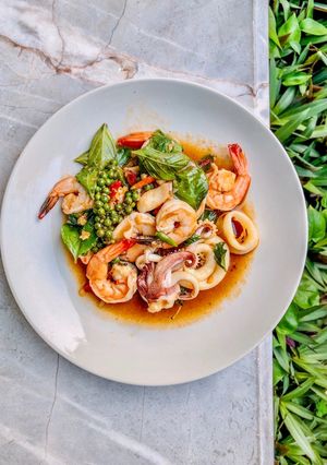 รูปของ กุ้งหมึกผัดโหระพา