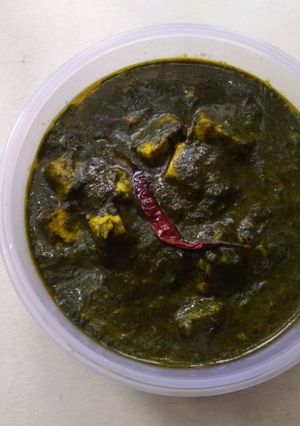 A picture of Palak paneer.