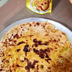 A picture of આલુ પરાઠા.