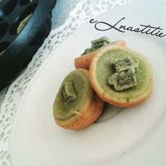 A picture of Pukis matcha "green tea" lembut.