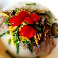 A picture of Naengmyeon in soymilk broth 豆浆冷面.