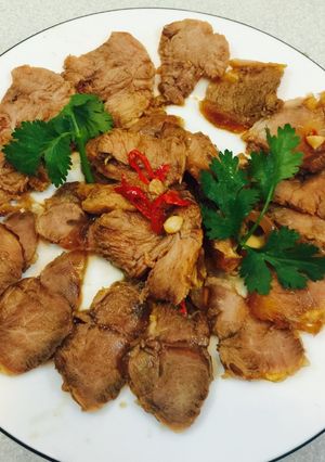 Hình của món Bắp bò ngâm nước mắm chua cay.