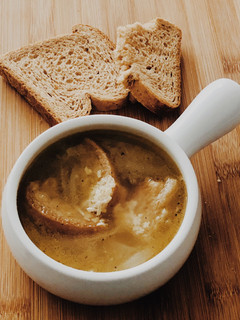 Una foto de Sopa de cebolla tradicional 🇫🇷