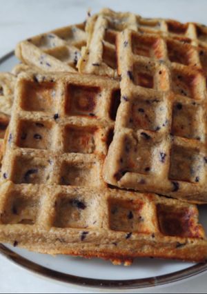 Una foto de Waffles de avena, banana y arándanos