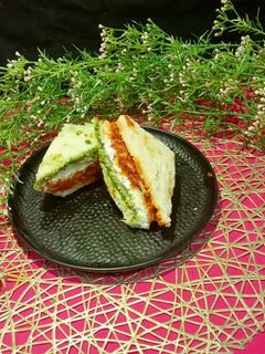 ট্রাই কলর স্যান্ডউইচ (Tricolour Sandwich recipe in Bengali) রেসিপির প্রধান ছবি