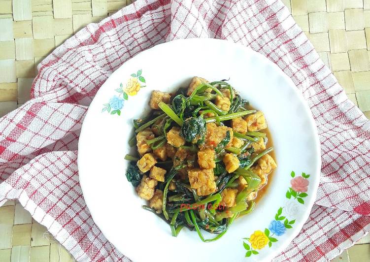 Cah Kangkung Campur tempe (ala saya sendiri)