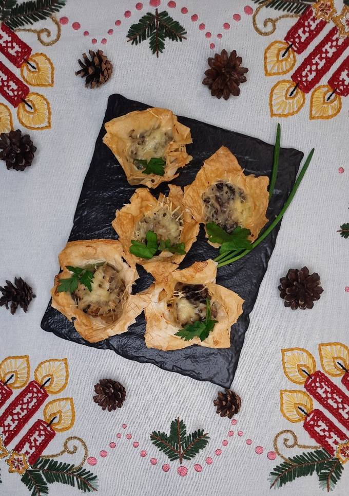 Жюльєн з польськими грибами у кошиках з тіста філо