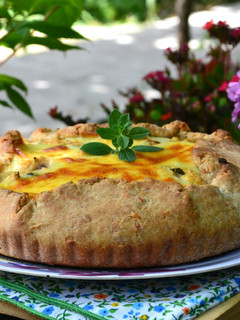 Una foto de Tarta de zapallito, berenjena ahumada yricota con masa de queso😀
