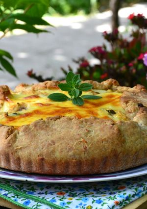 Una foto de Tarta de zapallito, berenjena ahumada yricota con masa de queso😀