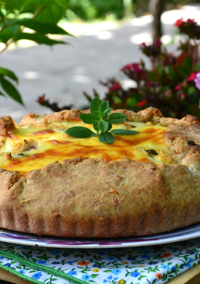 Una foto de Tarta de zapallito, berenjena ahumada yricota con masa de queso😀