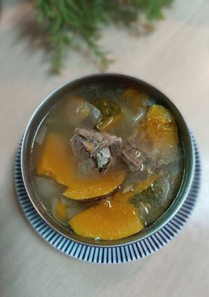 A picture of Onion Pumpkin Pork Rib Soup.