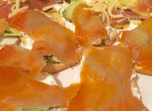 Una foto de Bocaditos de salmón ahumado y jamón serrano 