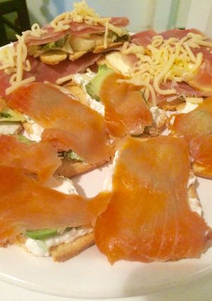 Una foto de Bocaditos de salmón ahumado y jamón serrano 