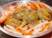 Una foto de alcachofas en escabeche