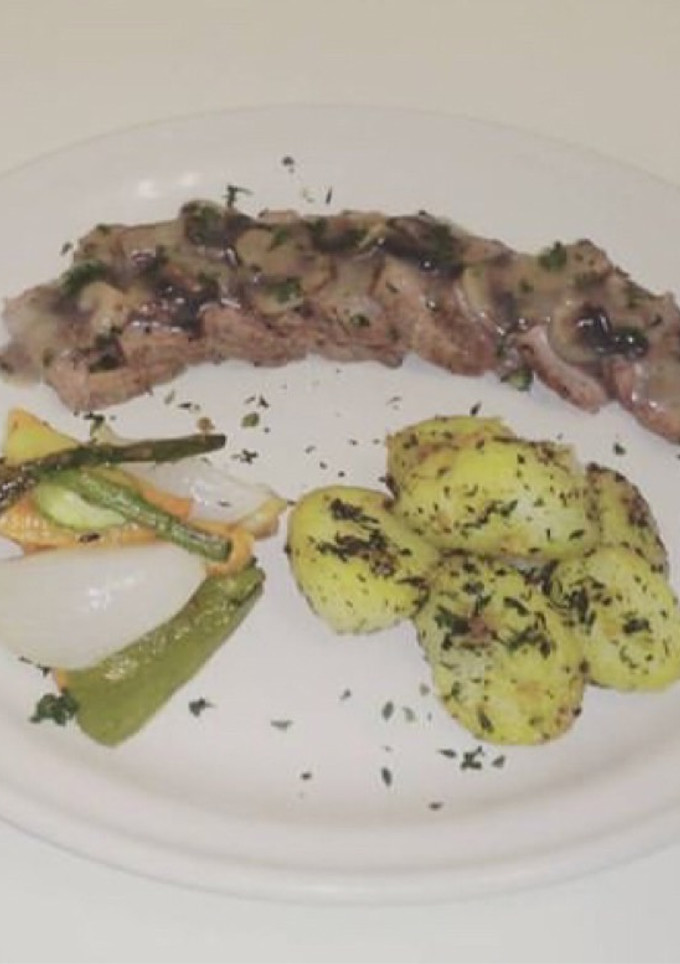 Una foto de Filete en salsa de champiñones