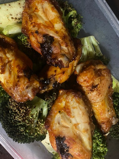 Una foto de Alitas de pollo adobadas con brócoli y calabacín en AIR- FRYER